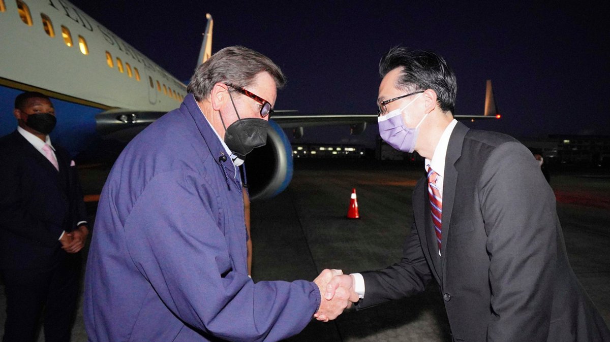 John Garamendi (l), Mitglied des US-Repräsentantenhauses, wird am 14.8.22 von Donald Yu-Tien Hsu, Generaldirektor der Abteilung für nordamerikanische Angelegenheiten des taiwanesischen Außenministeriums, auf dem Flughafen Taipeh-Songshan begrüßt.