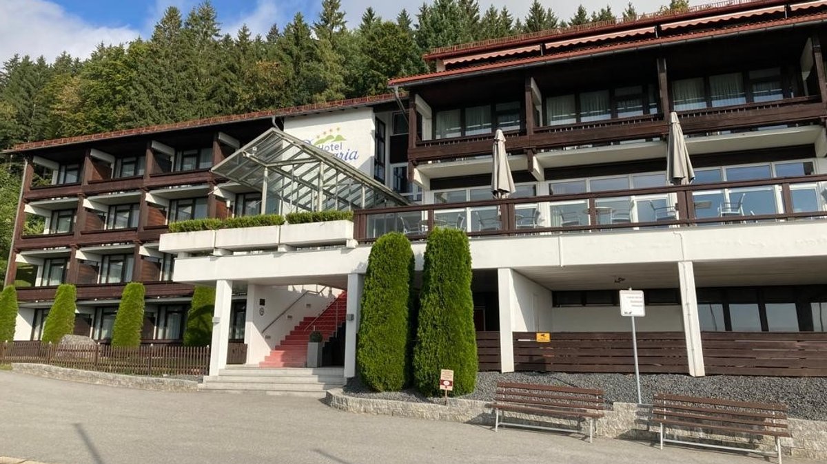 Dieses Vier-Sterne-Hotel in Rabenstein soll eine Asylunterkunft werden. Bewohnerinnen und Bewohner von Rabenstein sind dagegen.