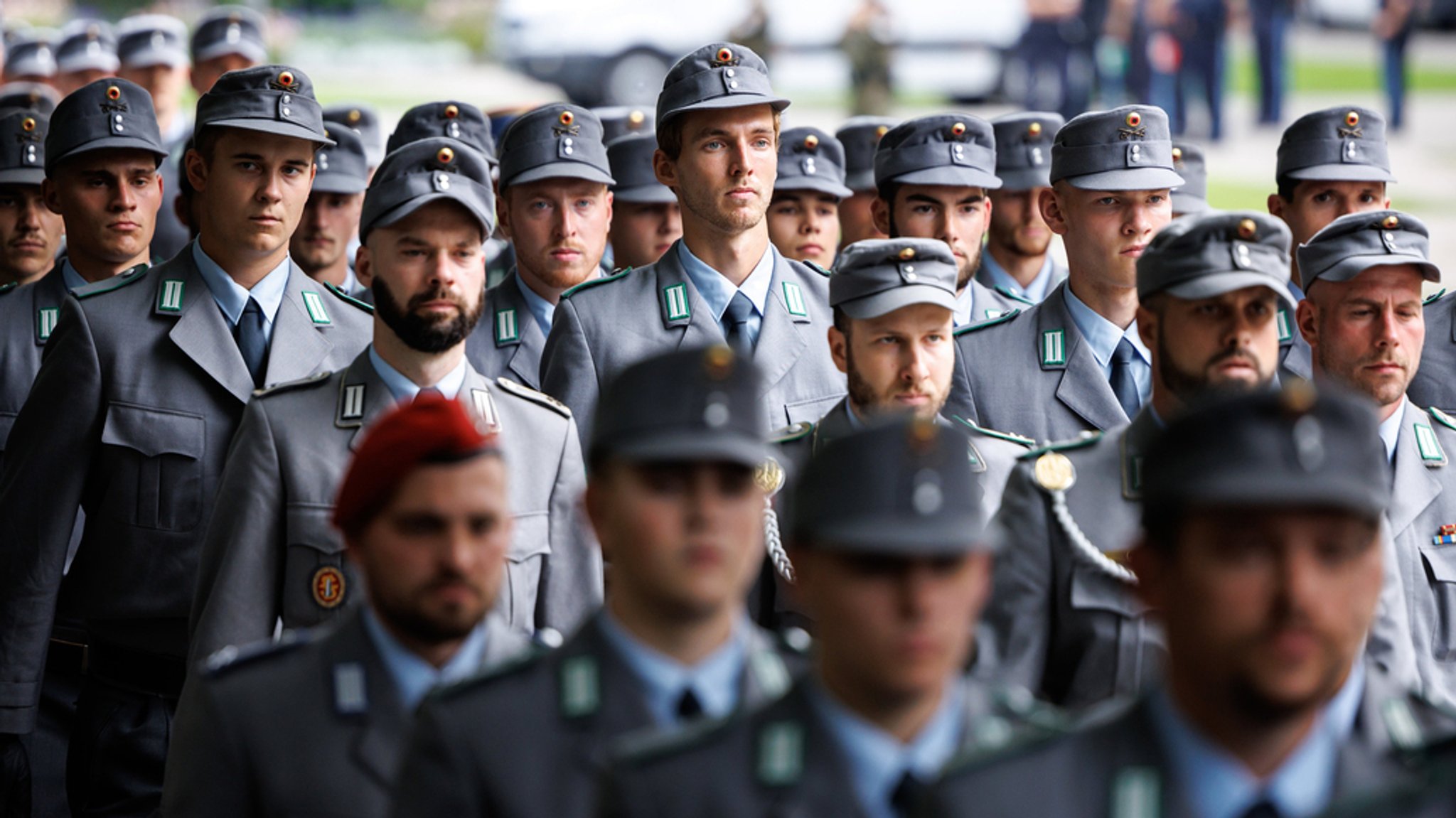 14.09.2023, Bayern, München: Rekruten stehen bei einem feierlichen Gelöbnis von rund 180 Rekrutinnen und Rekruten der Gebirgsjägerbataillone 232 und 233 aus Bischofswiesen und Mittenwald im Hofgarten der Münchner Residenz.