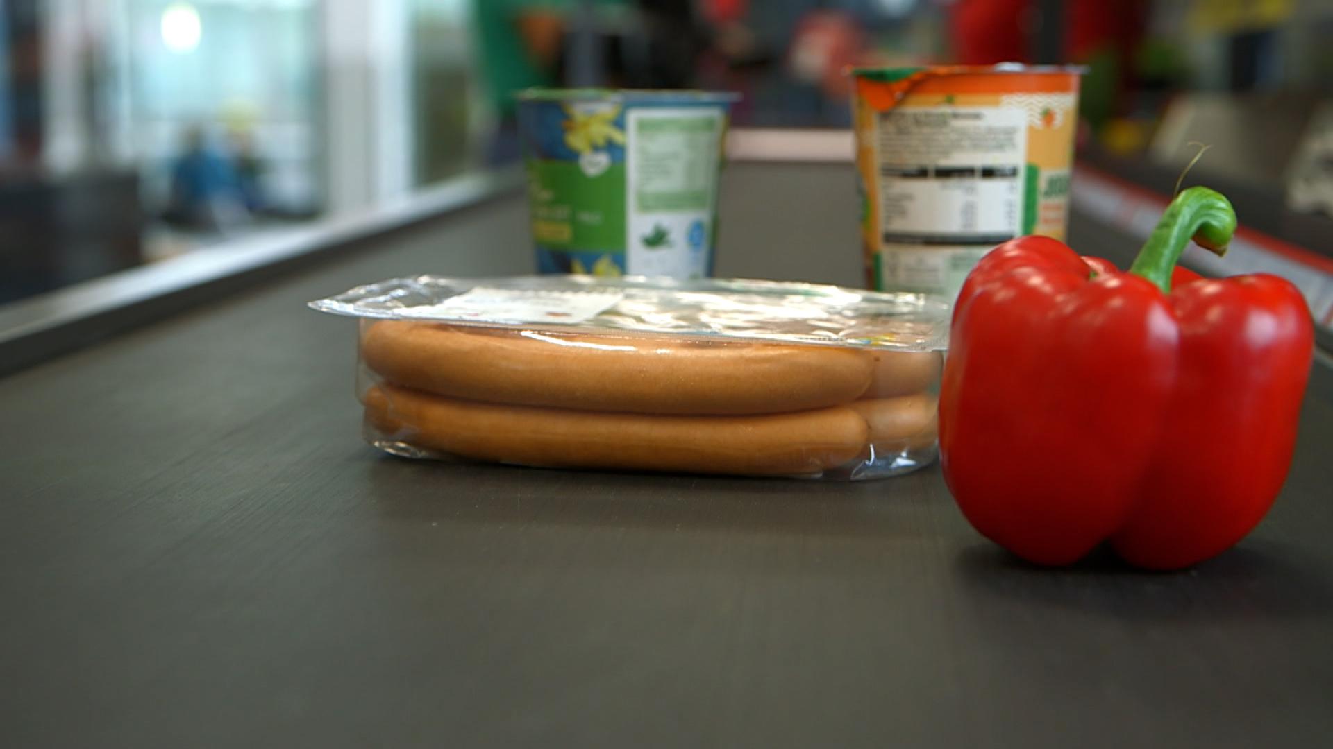 Waren an der Supermarktkasse