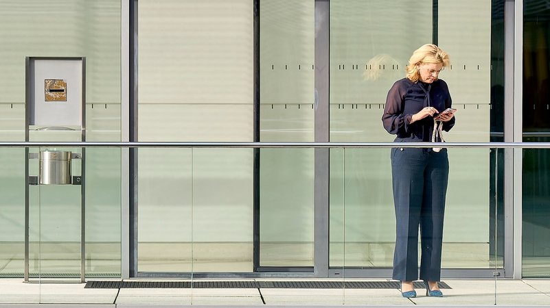 (Archivbild) Bundestagspräsidentin Julia Klöckner (CDU) telefoniert auf dem Weg zur Fraktionssitzung der CDU/CSU-Bundestagsfraktion. | Bild: picture alliance / Mike Schmidt (Archivbild) Bundestagspräsidentin Julia Klöckner (CDU) telefoniert auf dem Weg zur Fraktionssitzung der CDU/CSU-Bundestagsfraktion.
