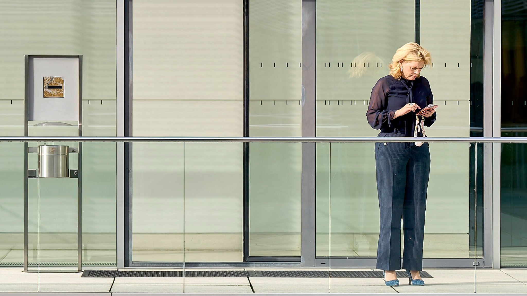 (Archivbild) Bundestagspräsidentin Julia Klöckner (CDU) telefoniert auf dem Weg zur Fraktionssitzung der CDU/CSU-Bundestagsfraktion. 