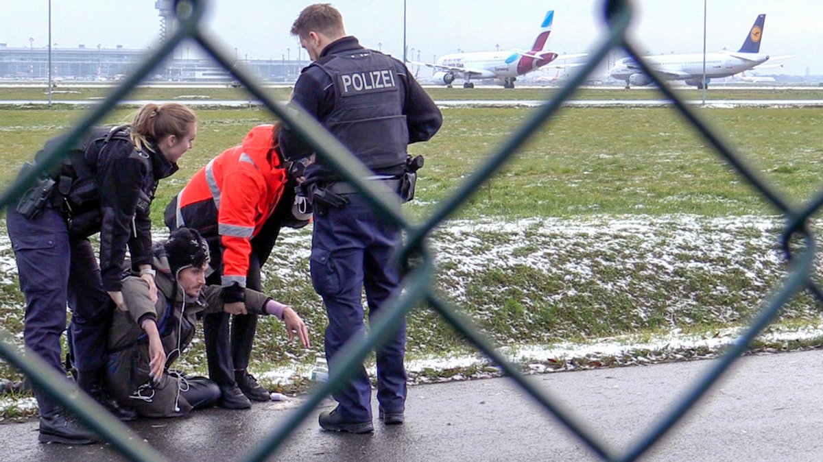 Klimaaktivisten haben sich nahe der nördlichen Landebahn des Münchner Flughafens festgeklebt.