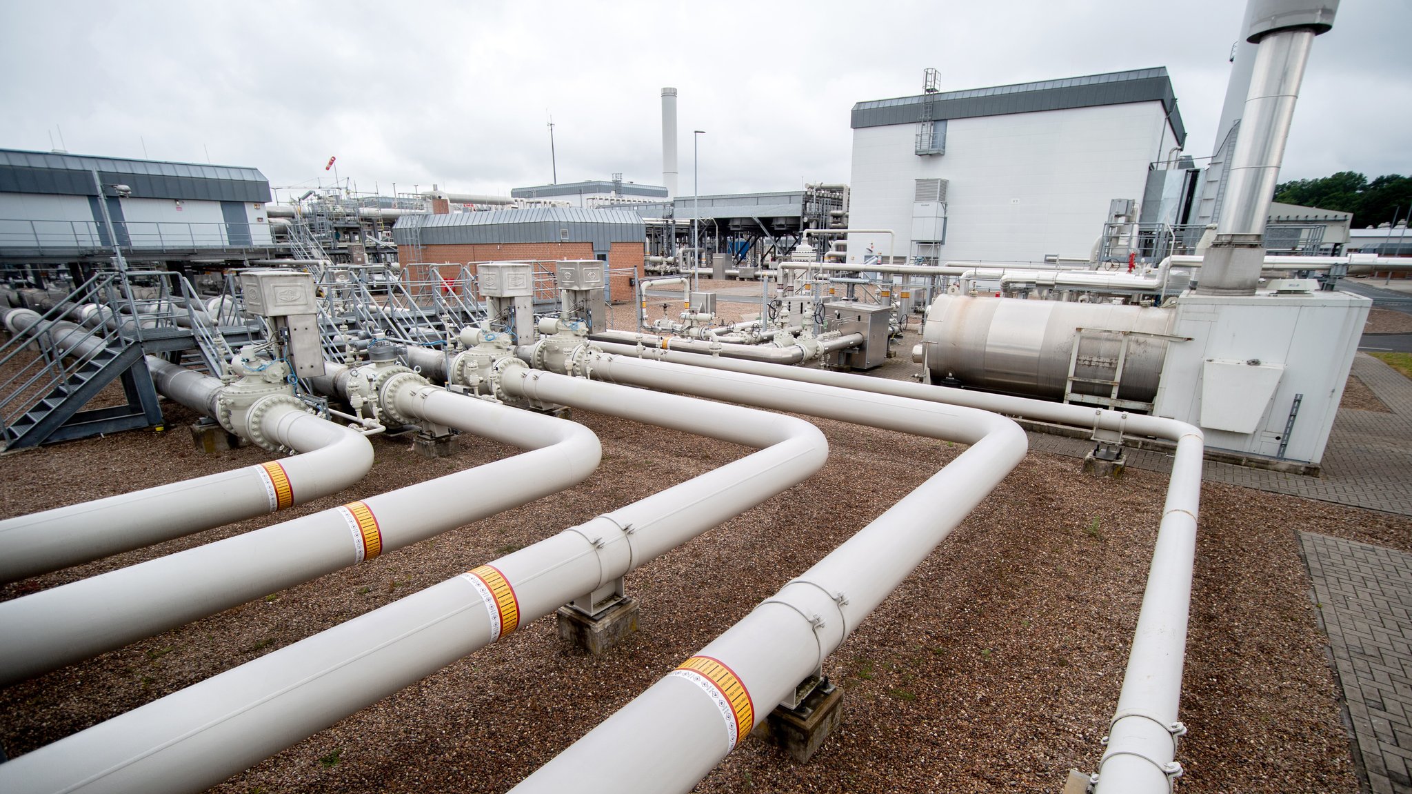 Rohre auf dem Gelände des Erdgasspeichers Rehden der SEFE Storage GmbH. Bei der Speicheranlage handelt es sich um den größten Erdgasspeicher in Westeuropa. Archivbild vom Juli 2025.