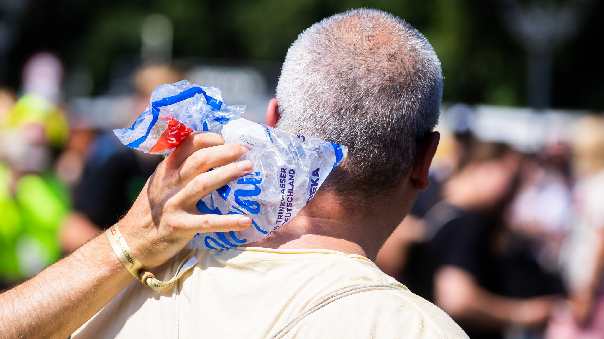 Eine Person hält einer anderen bei der Technoparade «Rave the Planet» auf der Straße des 17. Juni einen Eisbeutel in den Nacken. Die Parade, die unter anderem von Techno-Pionier Dr. Motte organisiert wird und als Nachfolgerin der Berliner Love Parade gilt, zieht zum zweiten Mal durch Berlin. Dabei ist das diesjährige Motto «Music is the answer»