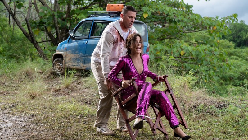 Channing Tatum und Sandra Bullock machen sich mit Spaß an der Sache zu Affen in "The Lost City" (Filmszene).