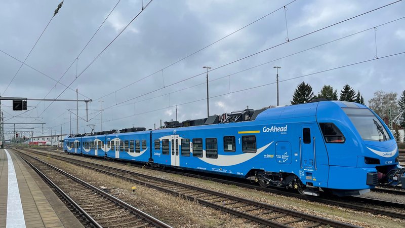 Die Züge von Go-Ahead Bayern sind blau-weiß lackiert und fahren elektrisch.