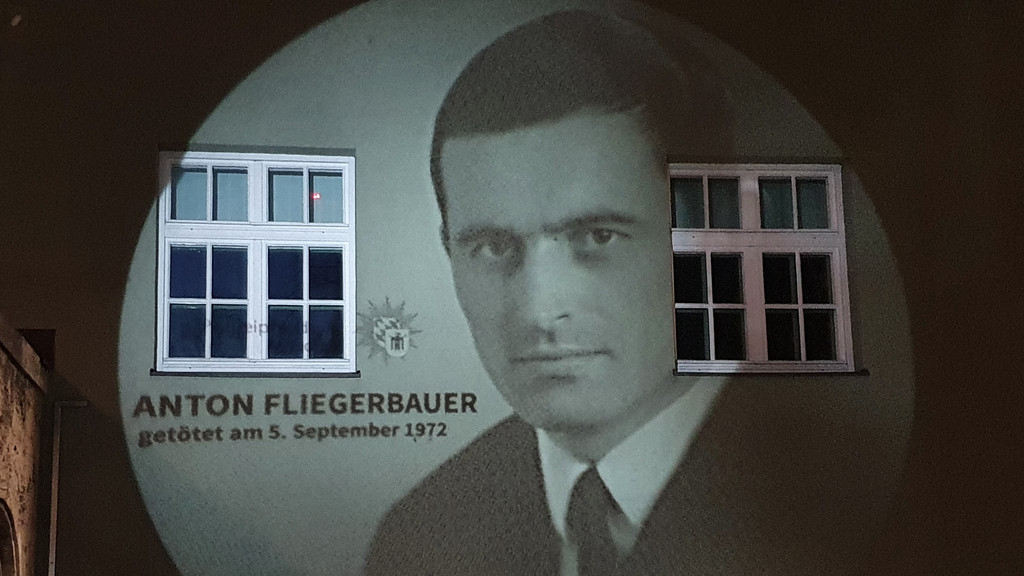 Portraitfoto von Anton Fliegerbauer an der Fassade des Polizeipräsidiums München