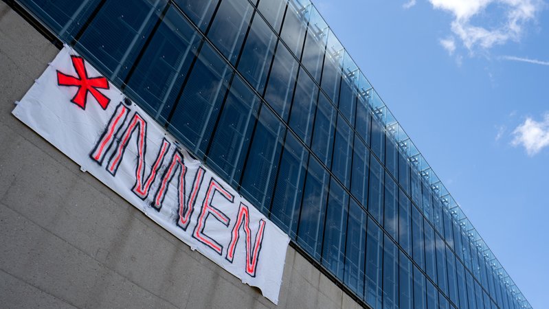Ein Plakat mit der Aufschrift "*Innen" ist an der Hochschule für Fernsehen und Film München (HFF) zu sehen. | Bild: picture alliance/dpa | Sven Hoppe Ein Plakat mit der Aufschrift "*Innen" ist an der Hochschule für Fernsehen und Film München (HFF) zu sehen.
