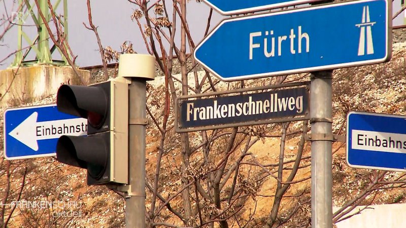 Der Schilderweld am Frankenschnellweg der Nürnberger Stadtautobahn. | Bild: BR Der Schilderweld am Frankenschnellweg der Nürnberger Stadtautobahn.