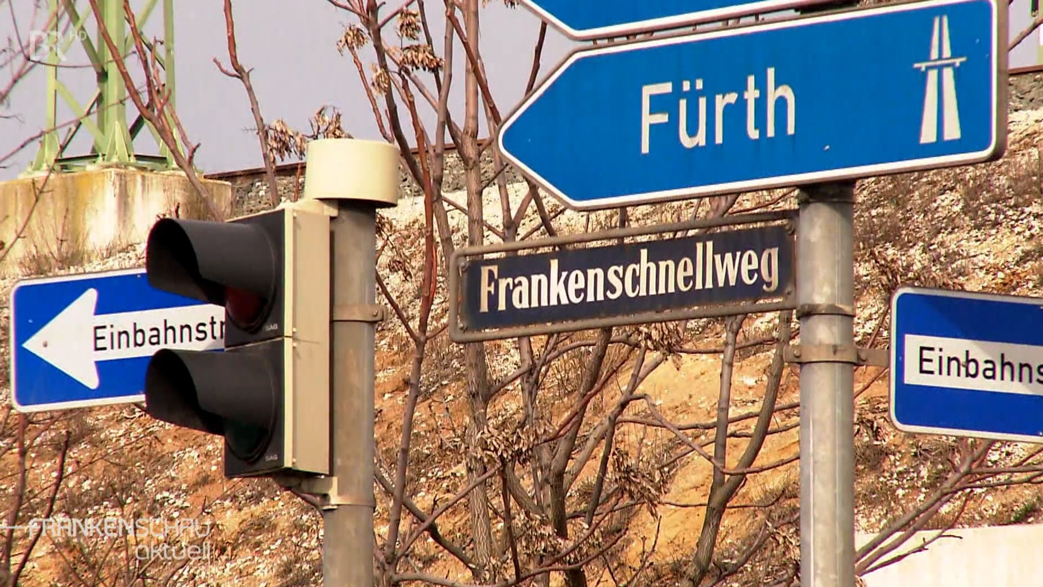 Der Schilderweld am Frankenschnellweg der Nürnberger Stadtautobahn.