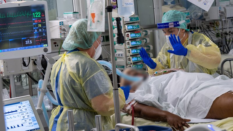 Ein Patient wird auf der Intensivstation des Klinikum "Rechts der Isar" von Fachkräften medizinisch betreut. (Symbolbild) In Bayern steigt die Zahl der Kliniken, die Verlust machen. | Bild: picture alliance/dpa | Peter Kneffel Ein Patient wird auf der Intensivstation des Klinikum "Rechts der Isar" von Fachkräften medizinisch betreut. (Symbolbild) In Bayern steigt die Zahl der Kliniken, die Verlust machen.