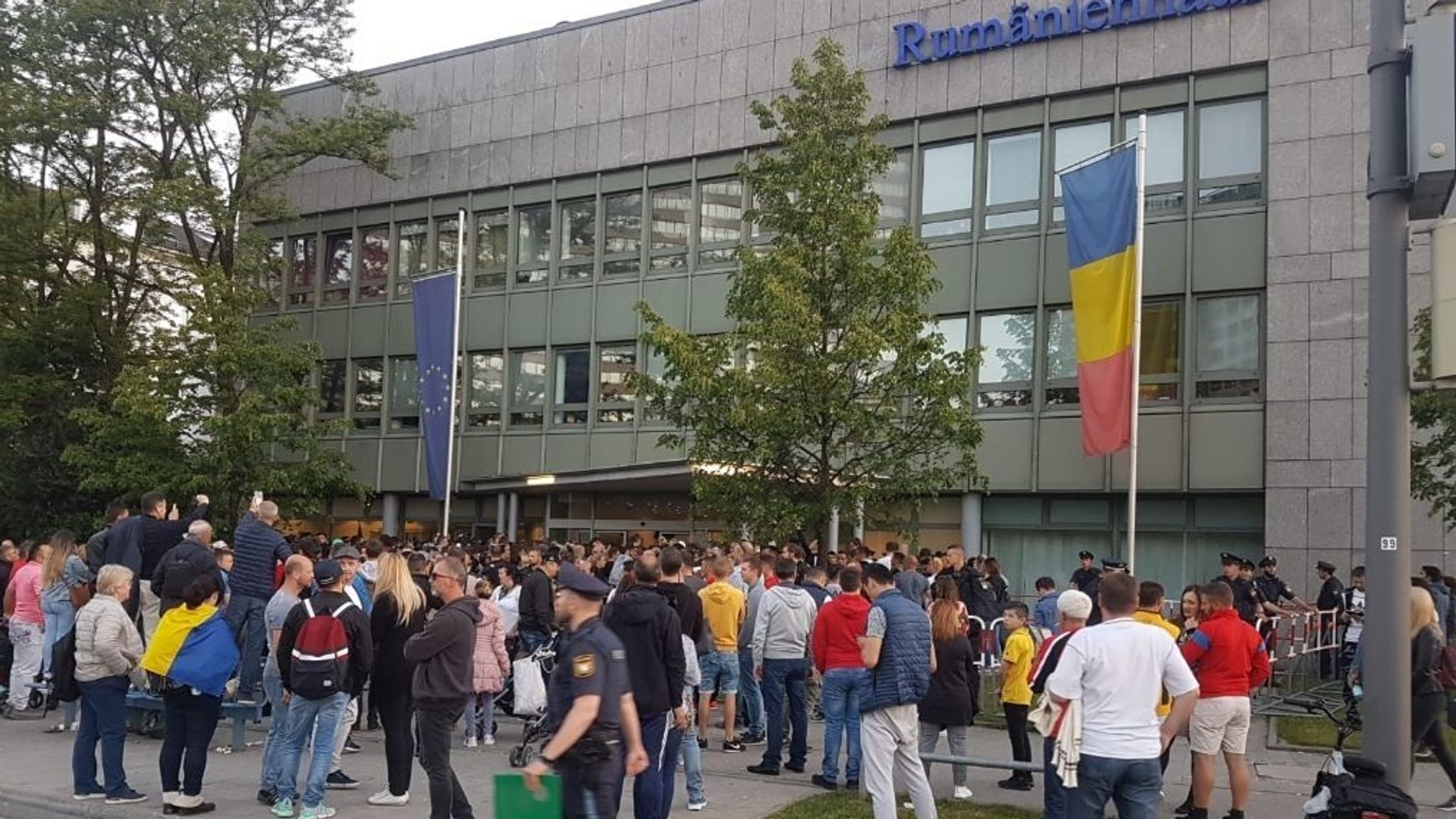 Großer Andrang am Generalkonsulat von Rumänien am Wahlabend in München.