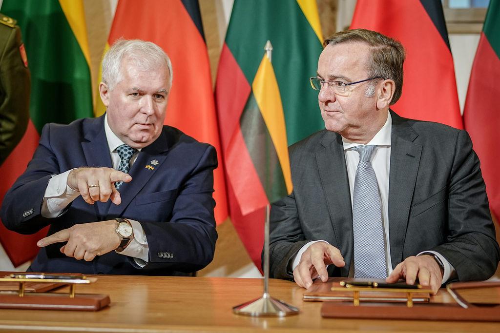 Boris Pistorius (r., SPD), Bundesminister der Verteidigung, und Arvydas Anusauskas, Verteidigungsminister von Litauen, unterzeichnen den Fahrplan ("Roadmap") für die dauerhafte Stationierung der Brigade Litauen.