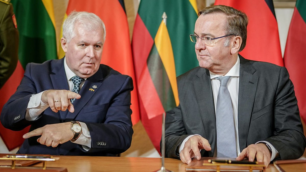 Boris Pistorius (r., SPD), Bundesminister der Verteidigung, und Arvydas Anusauskas, Verteidigungsminister von Litauen, unterzeichnen den Fahrplan ("Roadmap") für die dauerhafte Stationierung der Brigade Litauen.