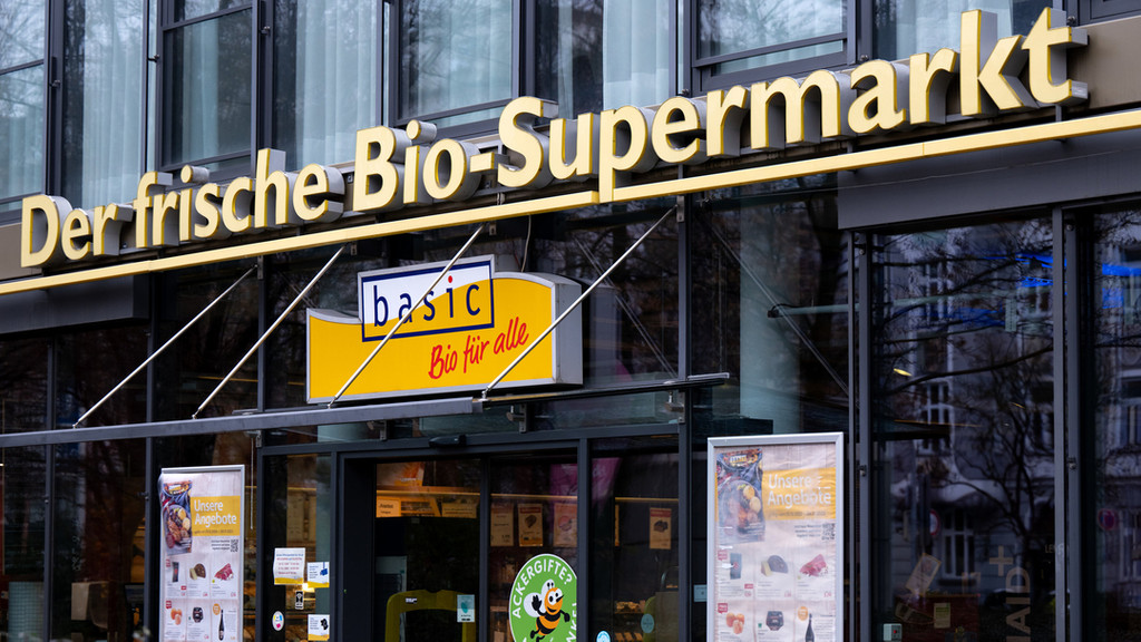 Das Logo der Bio-Supermarktkette Basic an einer Filiale.