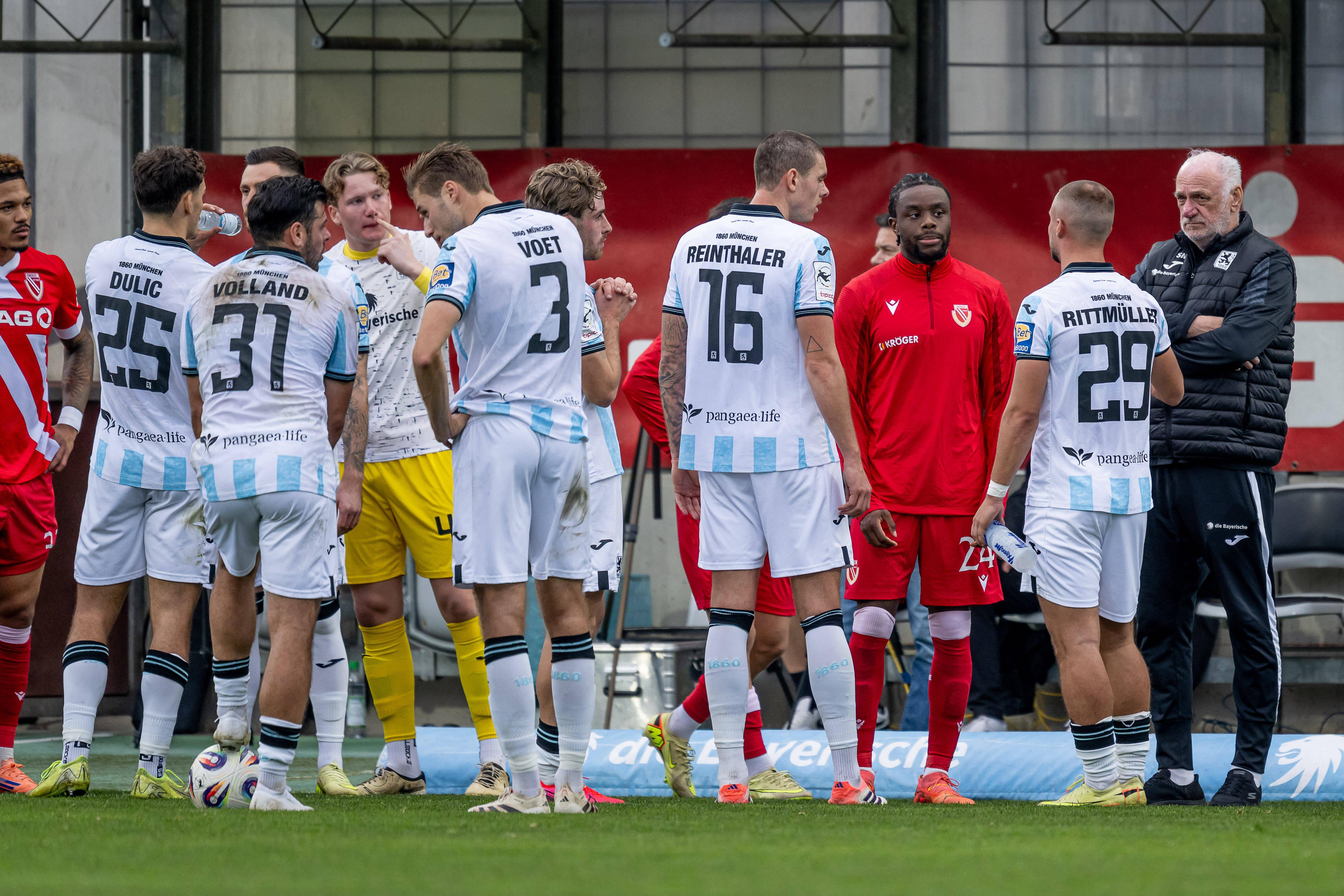 Diskussionen zwischen beiden Teams nach einem offenbar rassistischen Vorfall seitens der Loewenfans 