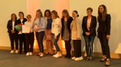 Das Team des erstplatzierten Projekts "Gehörlos, weiblich, neu" mit Landtagspräsidentin Ilse Aigner bei der Preisverleihung.  | Bild:BR