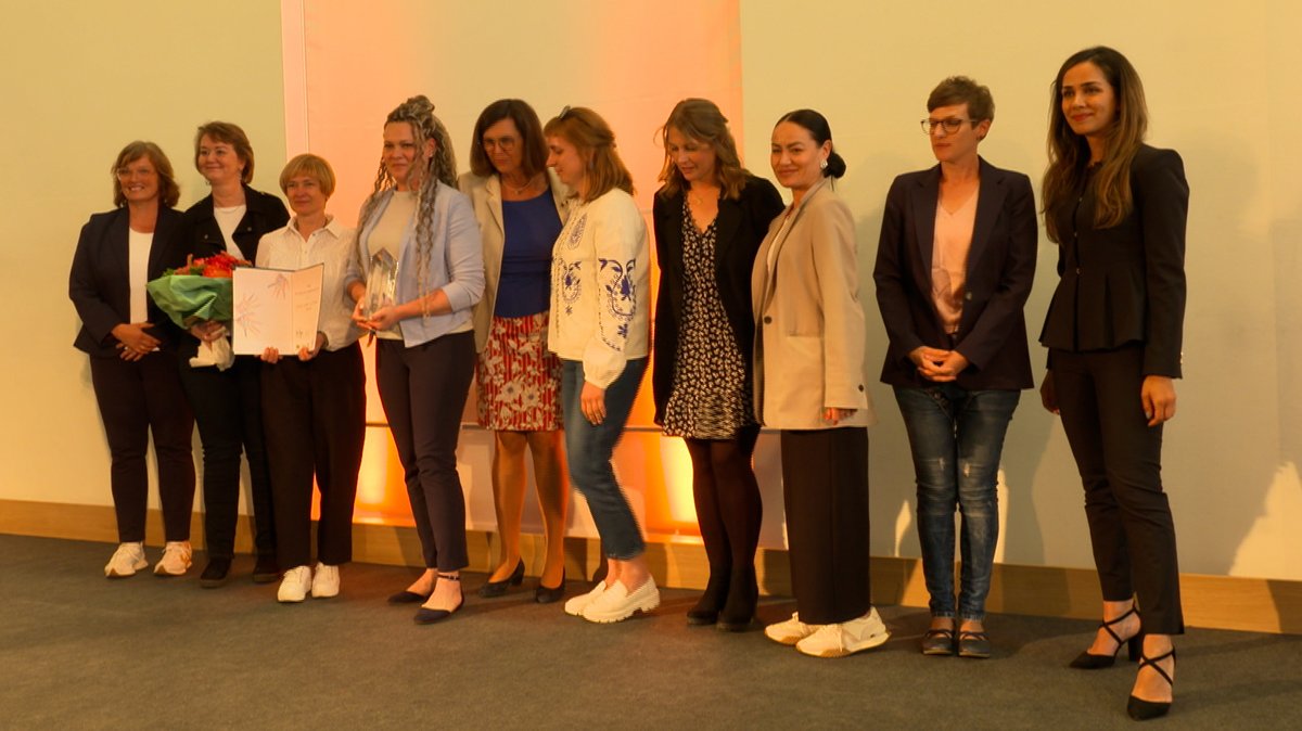 Das Team des erstplatzierten Projekts "Gehörlos, weiblich, neu" mit Landtagspräsidentin Ilse Aigner bei der Preisverleihung. 
