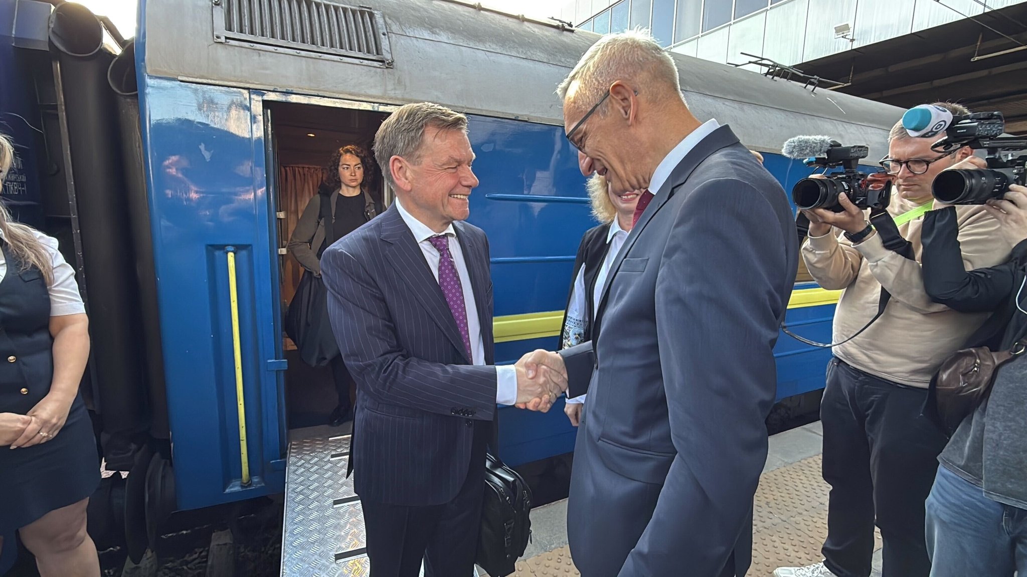 Johann Wadephul (M, l, CDU), Außenminister von Deutschland, kommt am Bahnhof in Kiew an und wird von Martin Jäger, Botschafter von Deutschland in der Ukraine, begrüßt.
