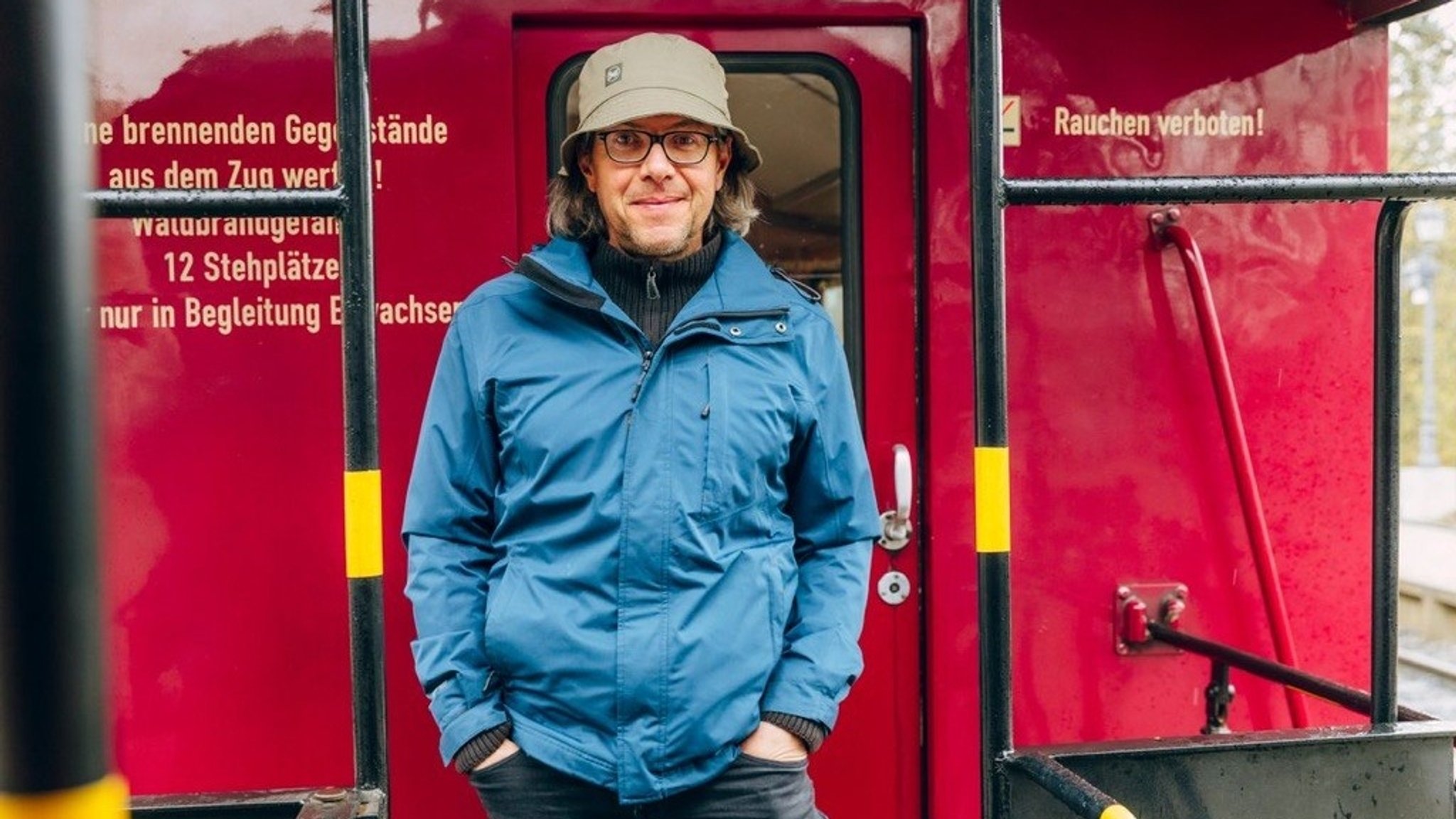 Schriftsteller Steffen Kopetzky auf dem Plafond der Brockenbahn