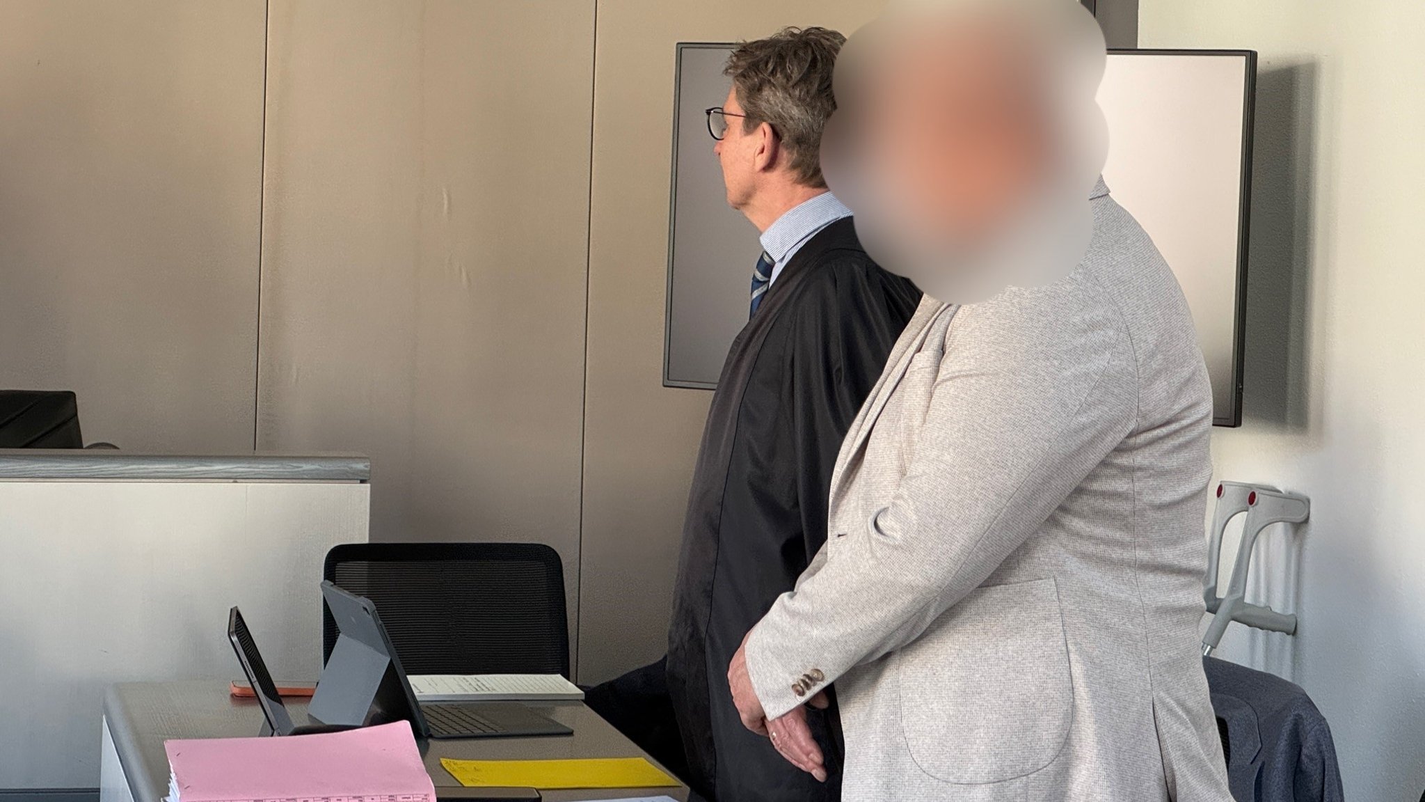 Der Angeklagte mit seinem Rechtsanwalt am Amtsgericht Mühldorf | Bild: BR / Katrin Nöbauer Der Angeklagte mit seinem Rechtsanwalt am Amtsgericht Mühldorf