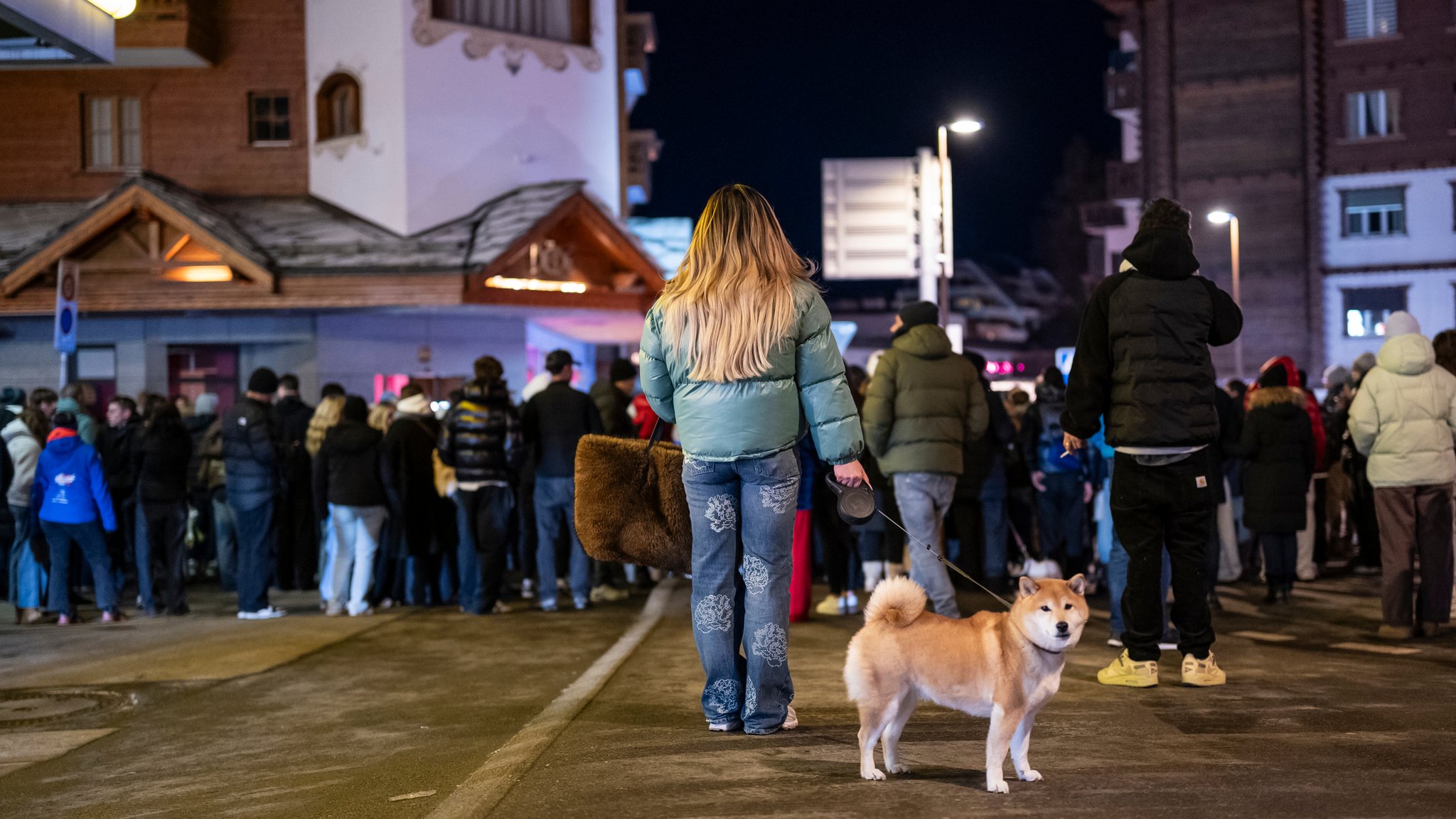 Menschen versammeln sich in Crans-Montana, die Trauer ist groß. 