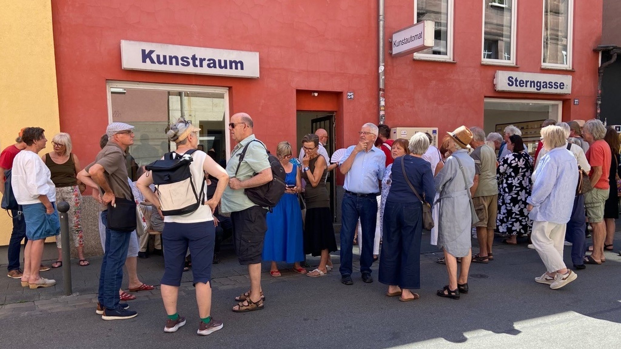 Andrang zum "Schachtwechsel": Der Kunstautomat in der Nürnberger Sterngasse
