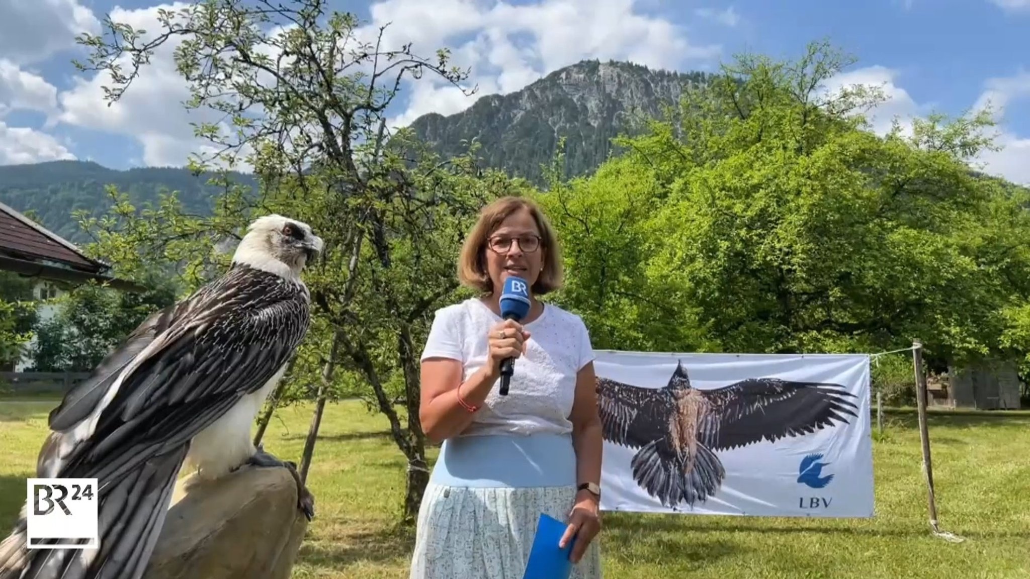 Chiemgau-Korrespondentin Christine Haberlander, neben ihr ein ausgestopfter Bartgeier