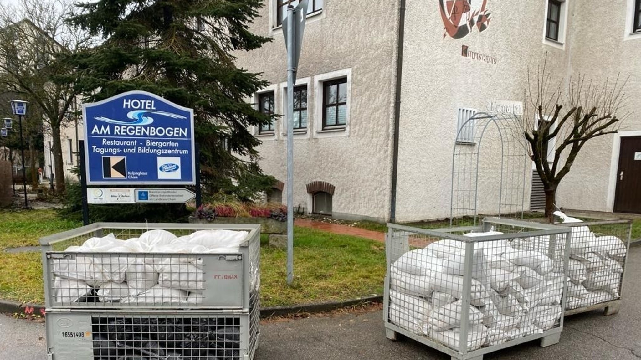 Sandsäcke stehen vor dem vom Hochwasser bedrohten "Hotel am Regenbogen".