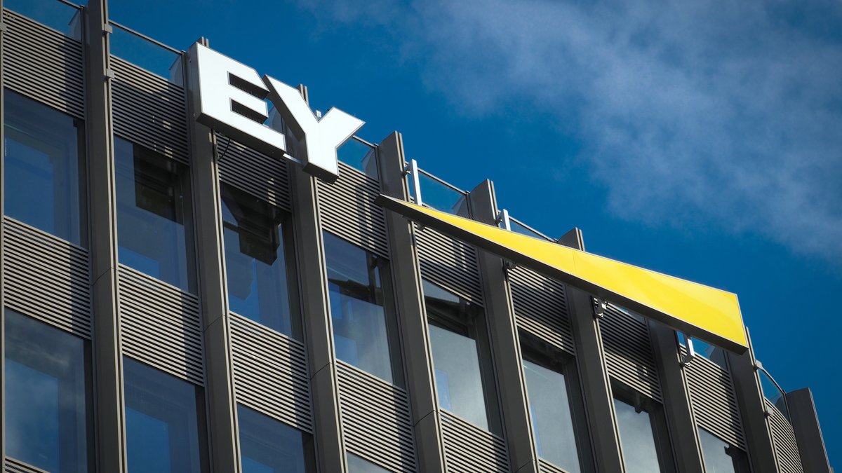 Das Logo des Wirtschaftsprüfers EY ist an der obersten Etage des Hochhauses im Spreedreieck an der Friedrichstraße angebracht.