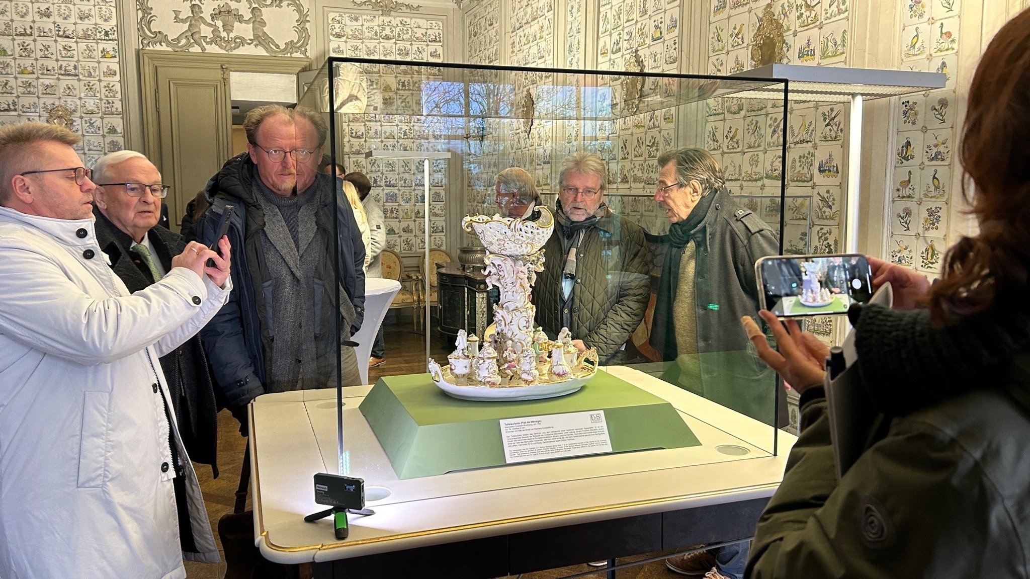 Tafelaufsatzes aus Porzellan aus der Porzellanmanufaktur Ansbach-Bruckberg in Vitrine