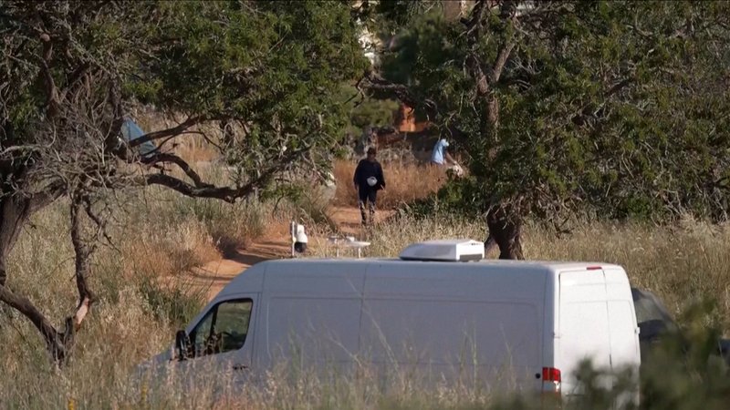 Die erneute Suchaktion im Fall der vermissen "Maddie" ist beendet. Zu Ergebnissen äußern sich Ermittler zunächst nicht. | Bild: Bayerischer Rundfunk 2025 Die erneute Suchaktion im Fall der vermissen "Maddie" ist beendet. Zu Ergebnissen äußern sich Ermittler zunächst nicht.