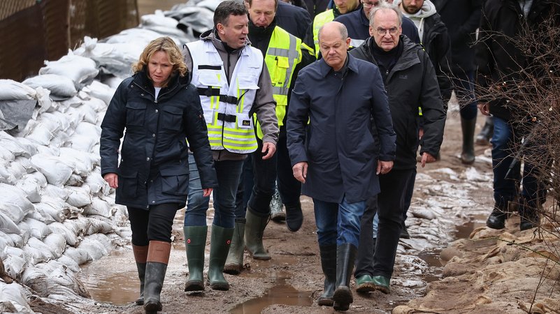 Scholz im Hochwassergebiet | Bild: BR Scholz im Hochwassergebiet