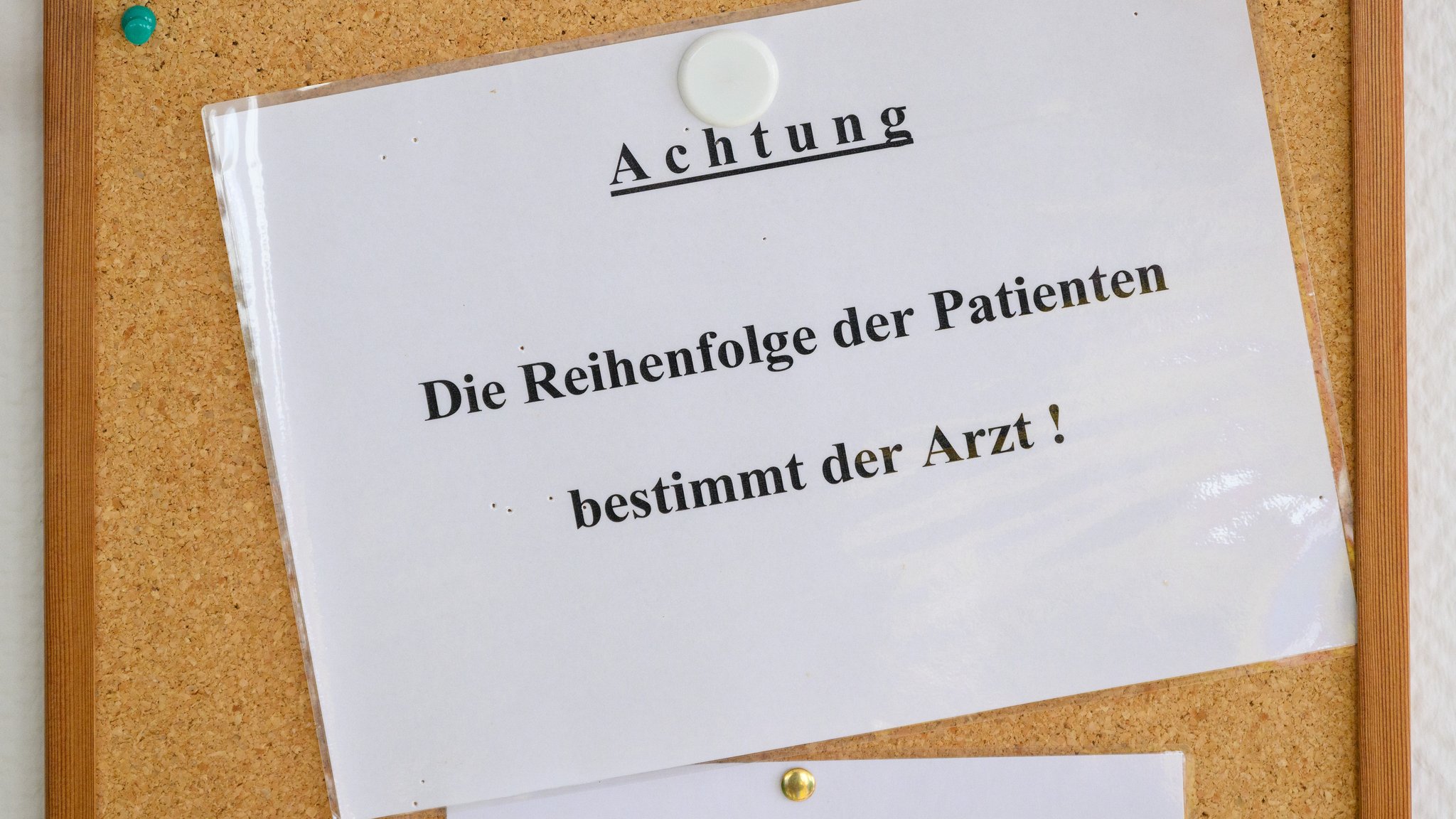 Schwarzes Brett in einer Arztpraxis