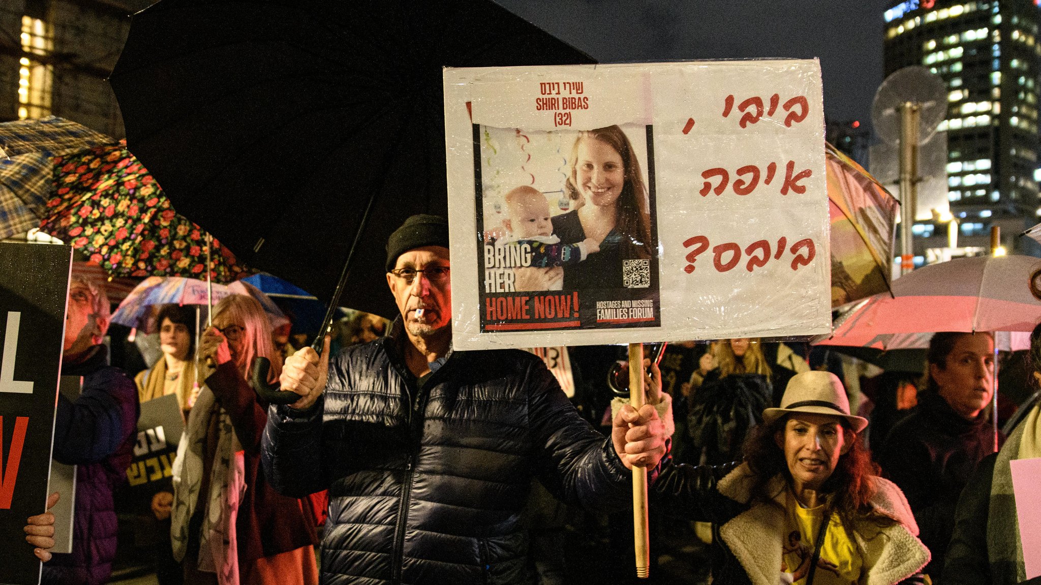 Archivbild: Menschen demonstrieren in Tel Aviv für die Freilassung der Geiseln: Auf einem Plakat sind Shiri Bibas and Baby Kfir zu sehen. 