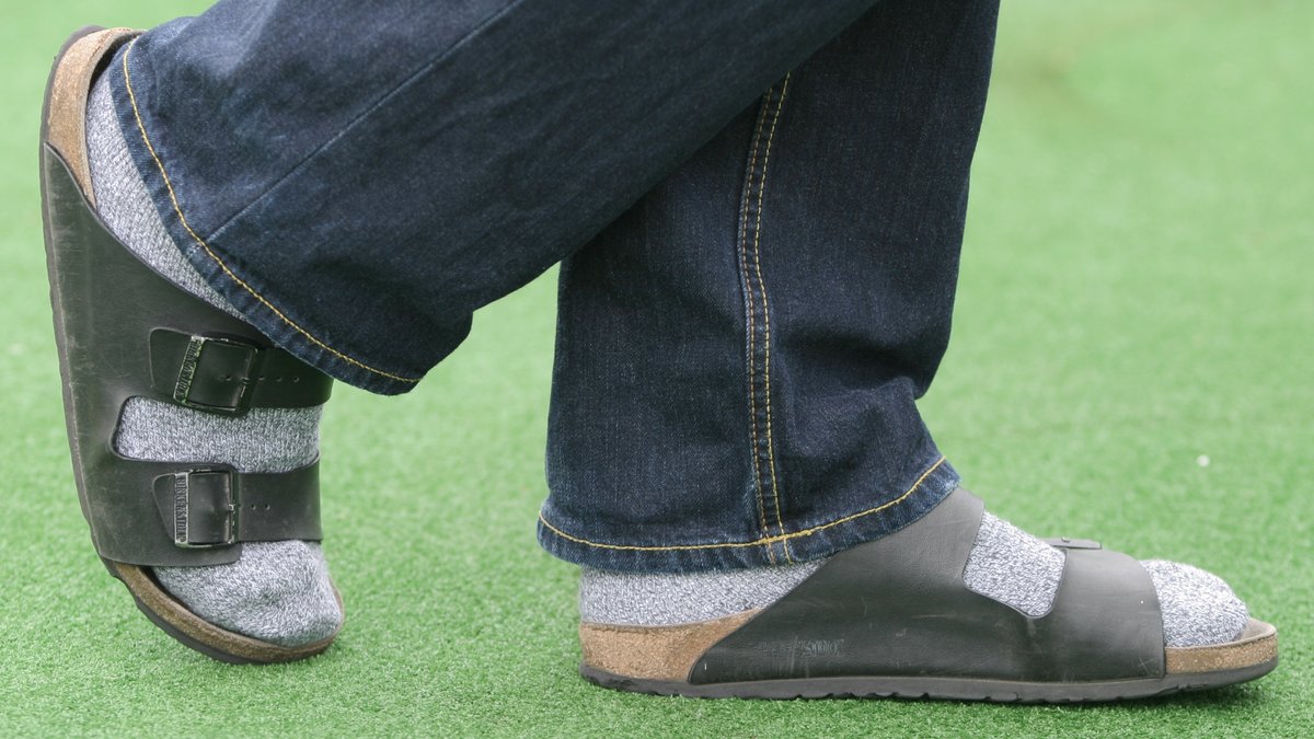 Passt nicht mehr zum Selbstbild: Die Birkenstock-Sandale soll an die Füße der Reichen gelangen. Für die Händler bedeutet das Einbußen.