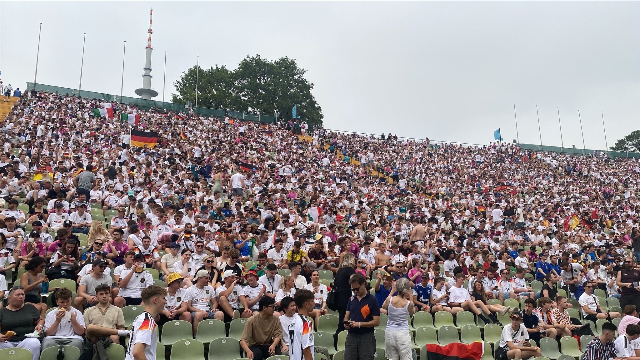 Volle Ränge im Olympiastadion beim Public Viewing