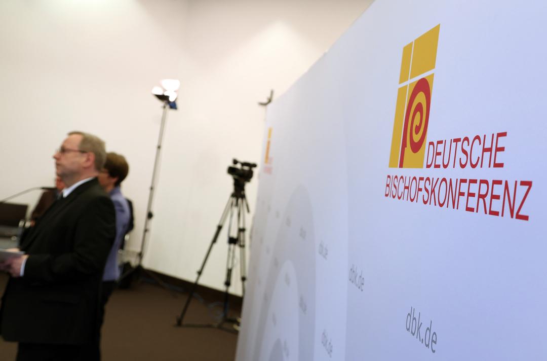 19.02.2024, Bayern, Augsburg: Bischof Georg Bätzing, Vorsitzender der Deutschen Bischofskonferenz, spricht bei einer Pressekonferenz. Foto: Karl-Josef Hildenbrand/dpa +++ dpa-Bildfunk +++