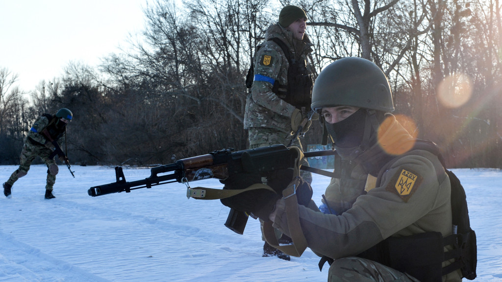 Mitglieder des Asow-Regiments in Charkiw am 11. März 2022 bei einer taktischen Übung. Asow wurde 2014 gegründet und kämpfte damals im Donbass - im aktuellen Krieg verteidigen sie angeblich Mariupol.