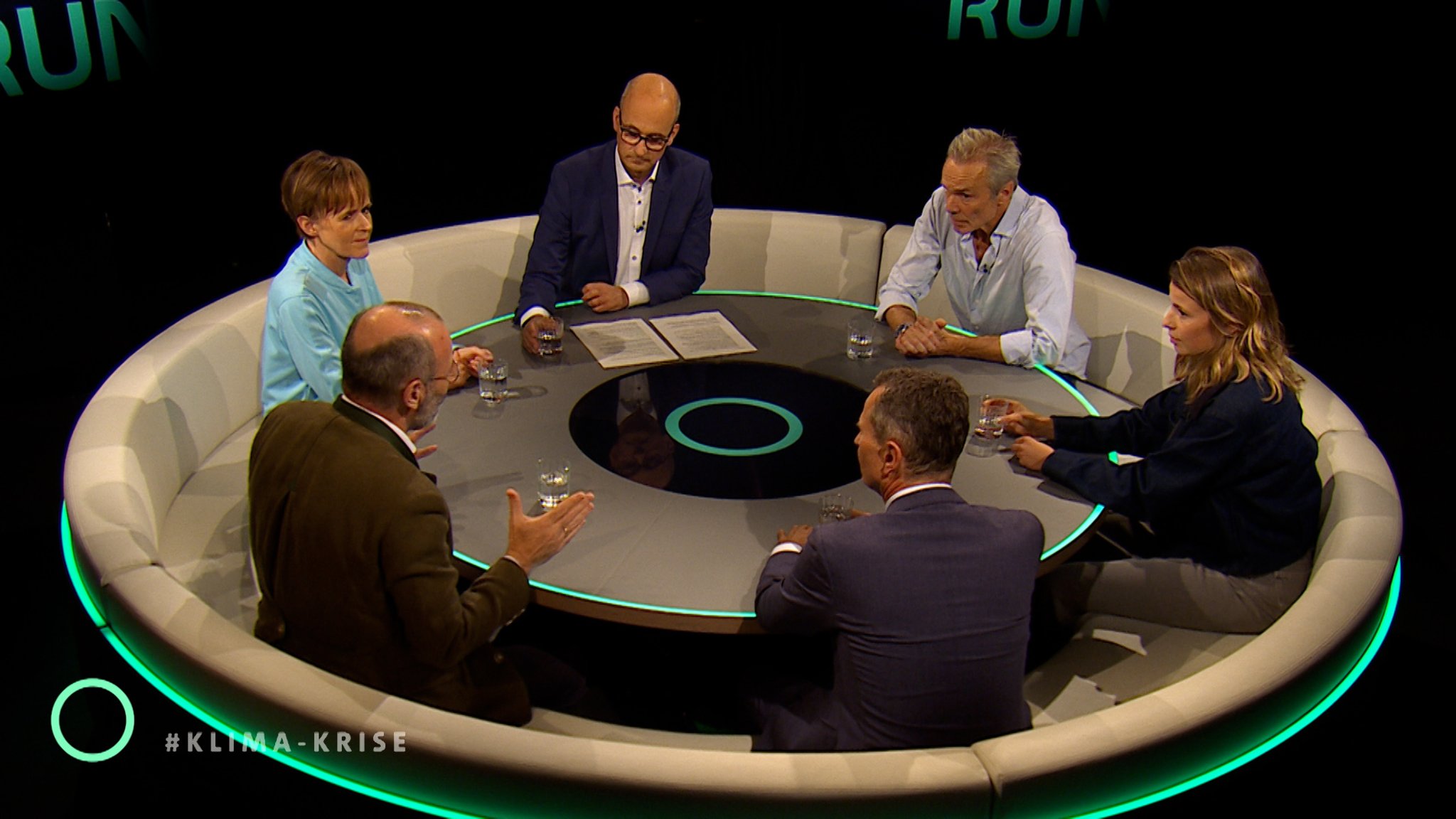 In der Münchner Runde lieferten sich Klima-Aktivistin Luisa Neubauer und CSU-Politiker Manfred Weber einen Schlagabtausch. | Bild: BR In der Münchner Runde lieferten sich Klima-Aktivistin Luisa Neubauer und CSU-Politiker Manfred Weber einen Schlagabtausch.
