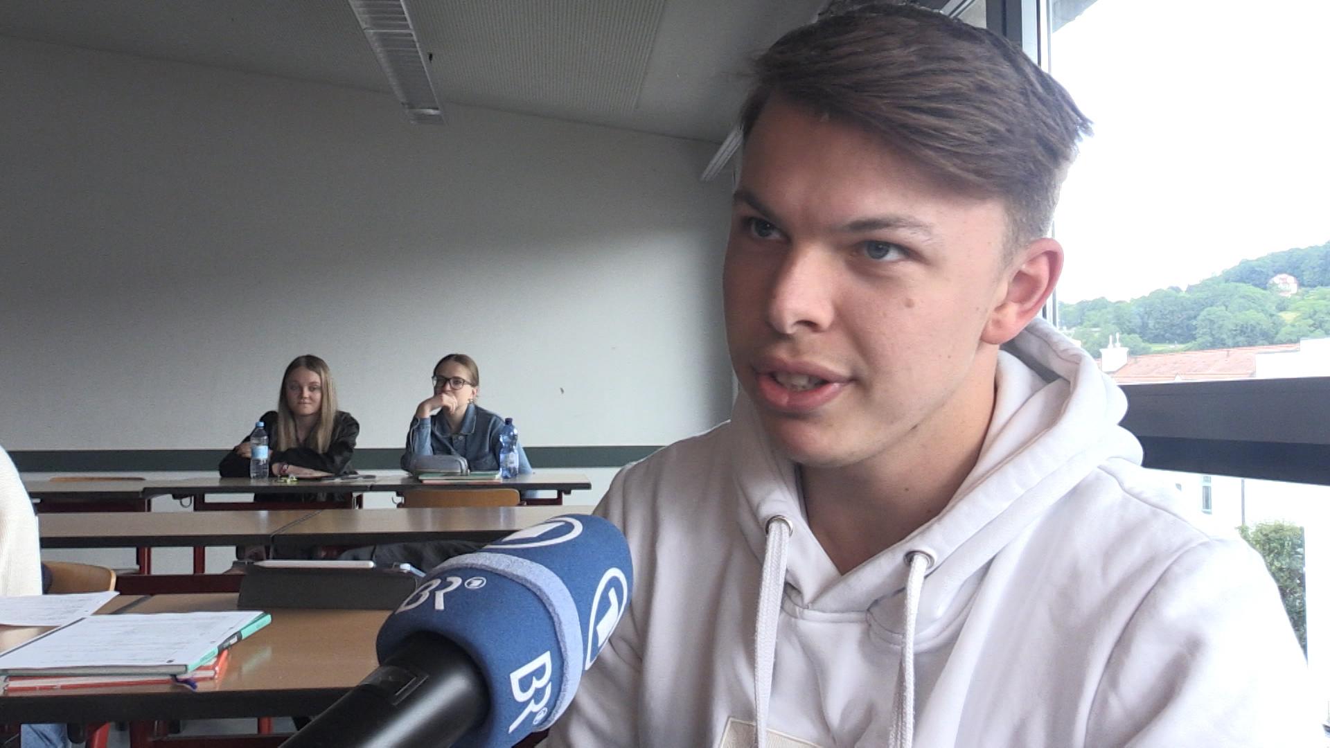 Kannst du dir den Dienst an der Waffe vorstellen? Das hat der BR Schülerinnen und Schüler an der FOS/BOS Passau gefragt.