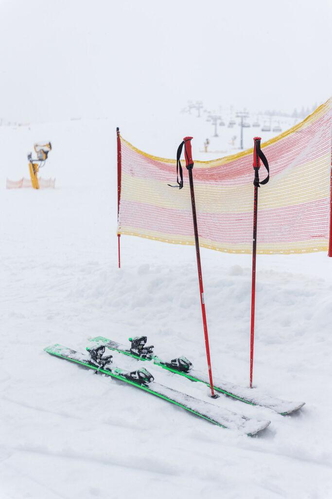 Zwei Skistöcke im Schnee 