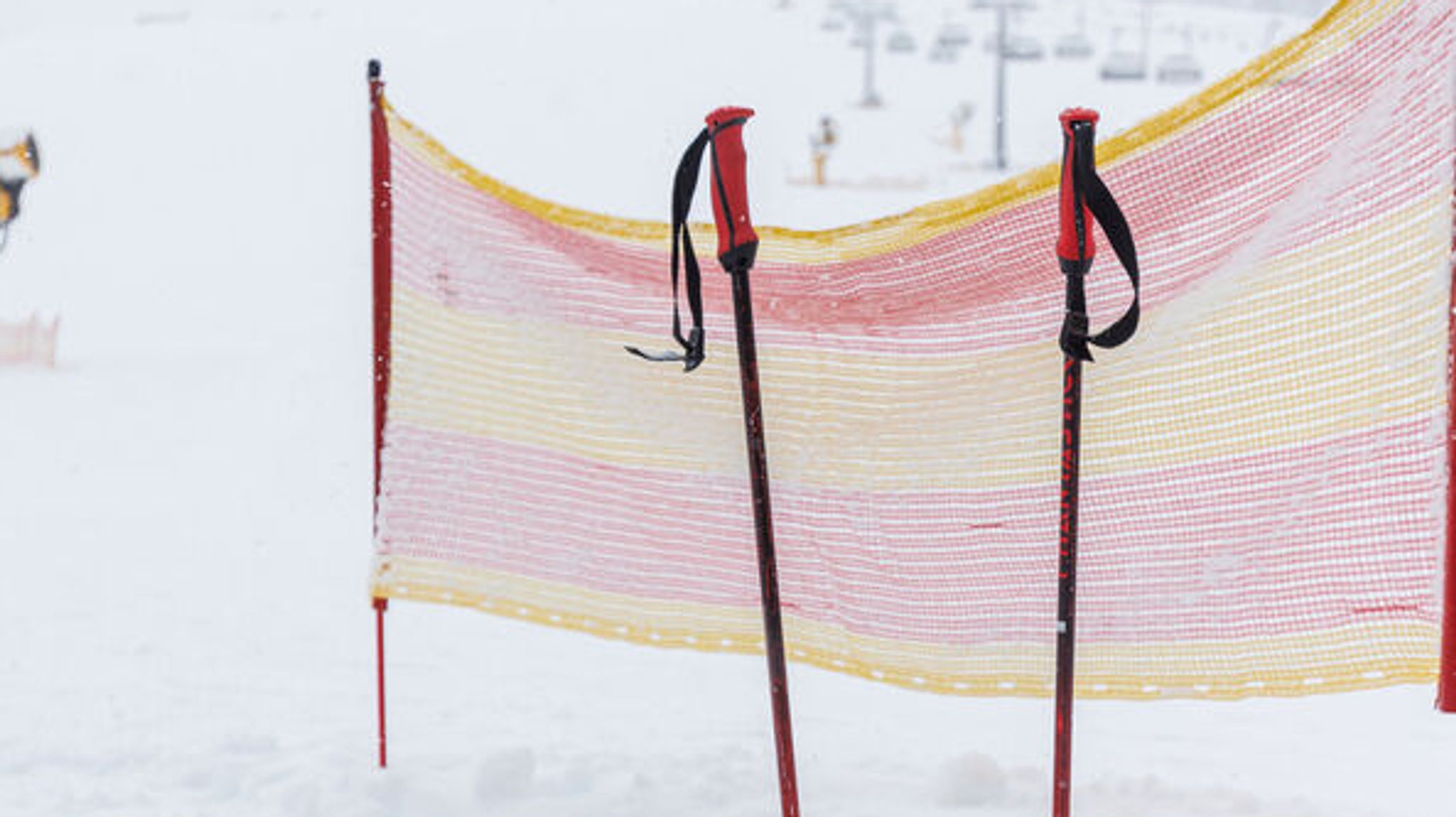 Zwei Skistöcke im Schnee 