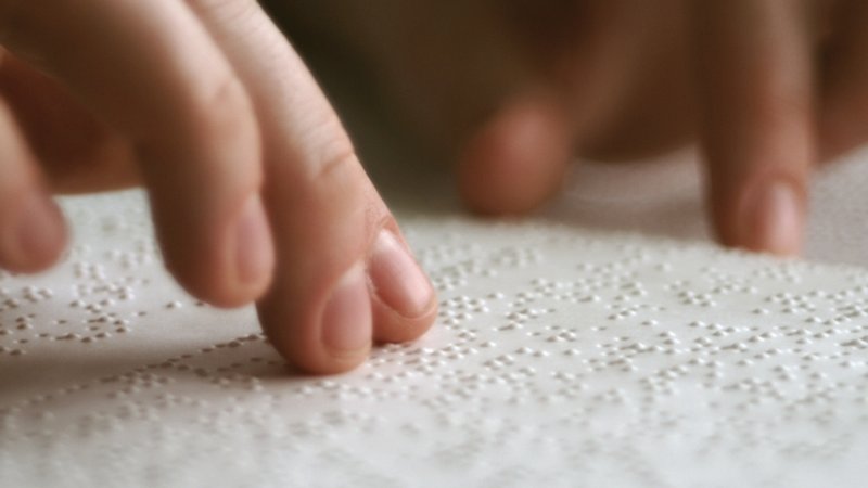 Hände ertasten die Blindenschrift. | Bild: BR/Katharina Bühler Hände ertasten die Blindenschrift.