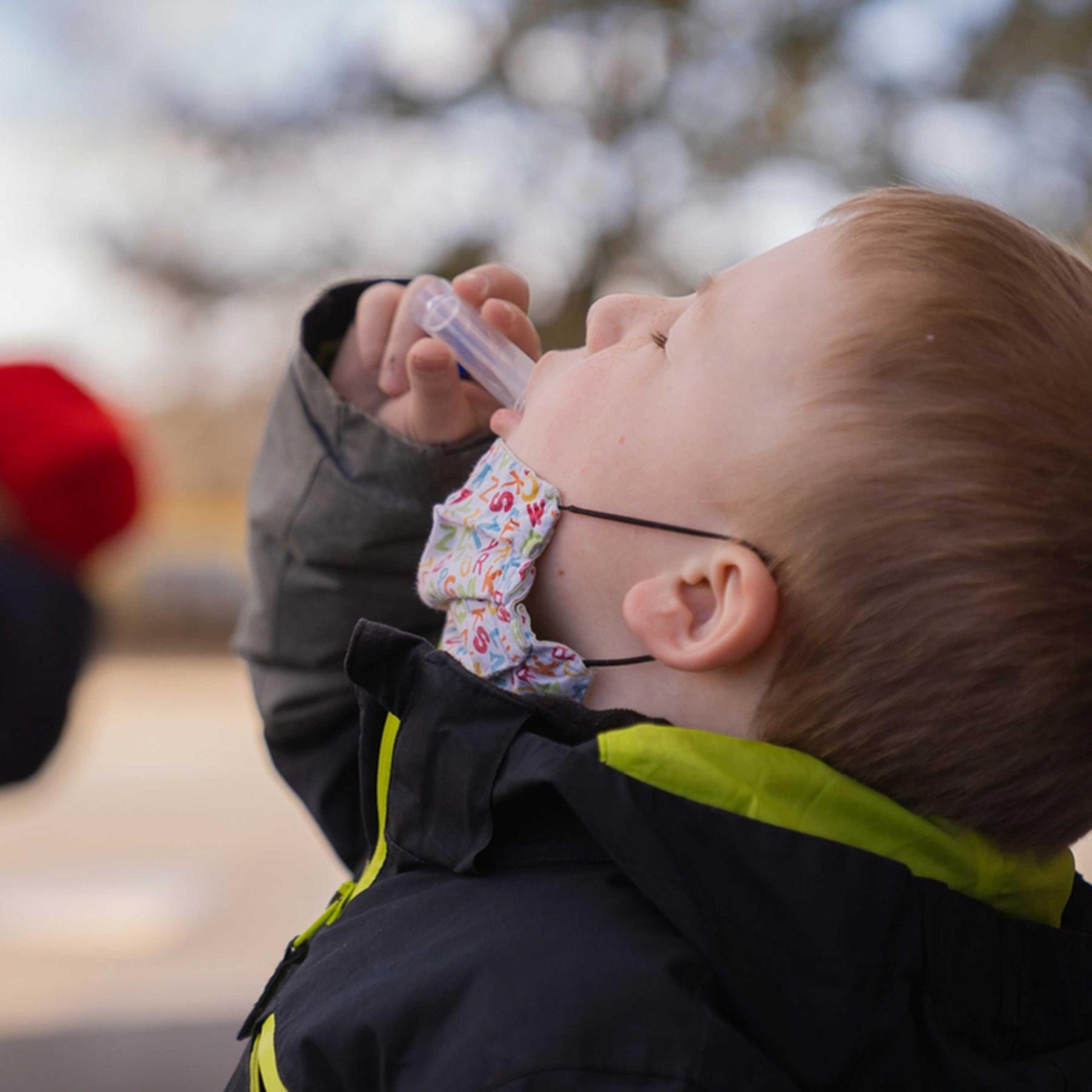 Corona-Schnelltests - Ist Gurgeln oder Nasebohren besser?