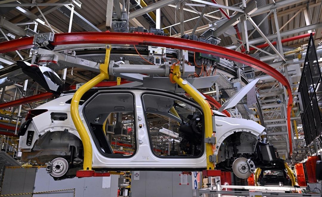 Ein Opel Grandland an der Montagelinie in der Opel Eisenach GmbH. (Symbolbild)