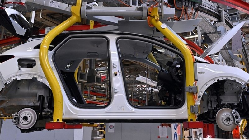 Ein Opel Grandland an der Montagelinie in der Opel Eisenach GmbH. (Symbolbild) | Bild: dpa-Bildfunk/Martin Schutt Ein Opel Grandland an der Montagelinie in der Opel Eisenach GmbH. (Symbolbild)