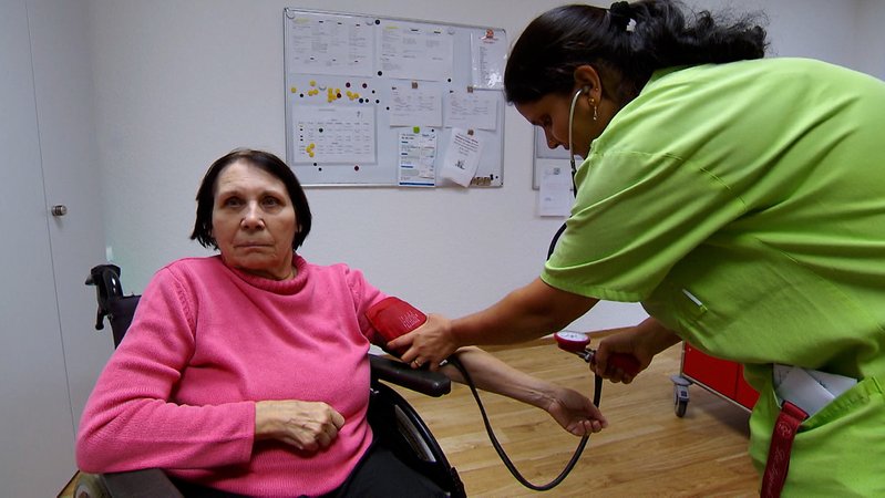 Der Pflegebedarf in Deutschland steigt kontinuierlich an, allerdings regional sehr unterschiedlich. | Bild: BR Der Pflegebedarf in Deutschland steigt kontinuierlich an, allerdings regional sehr unterschiedlich.