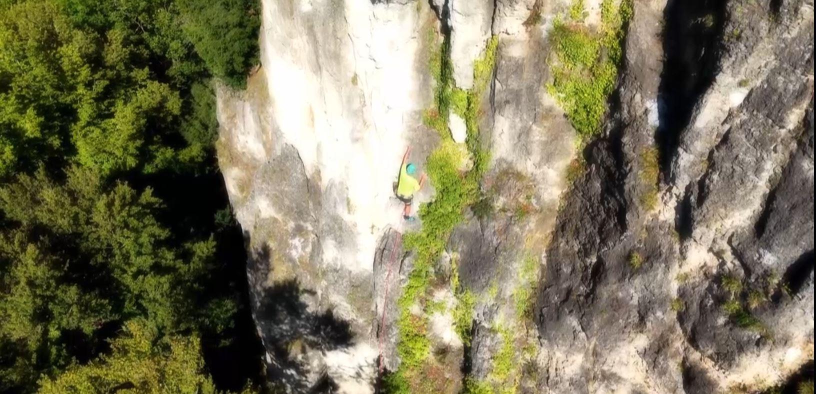 Immo Engelhardt ist auf einer Luftaufnahme beim Klettern auf seiner Lieblingsroute am Röthelfels zu sehen.